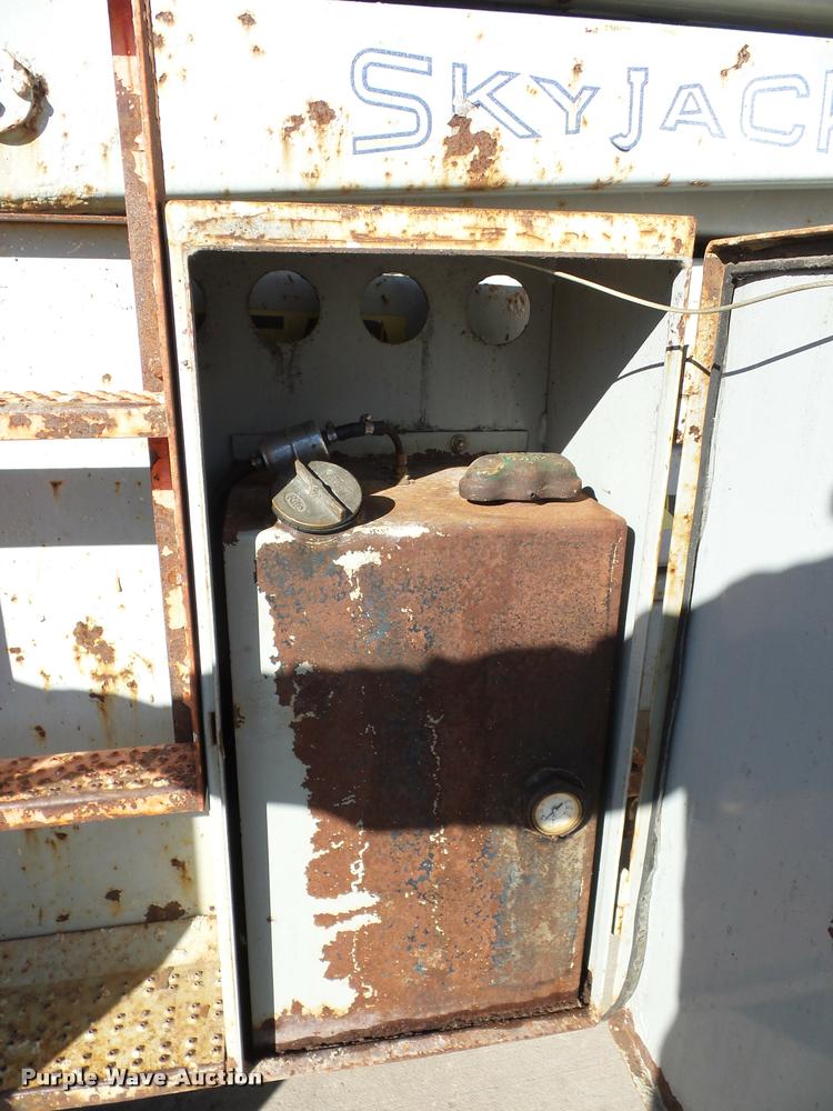 image for item J1615 1997 Skyjack 8841 scissor lift