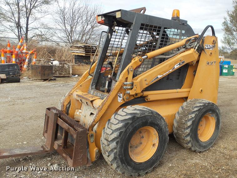 image for item J5738 2003 Case 90XT skid steer