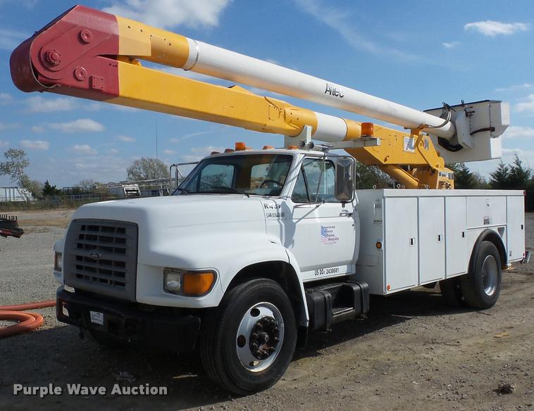 image for item J8701 1999 Ford F800 bucket truck