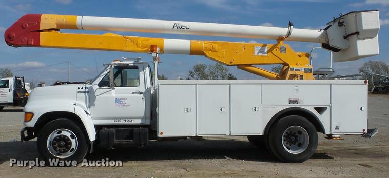 image for item J8701 1999 Ford F800 bucket truck