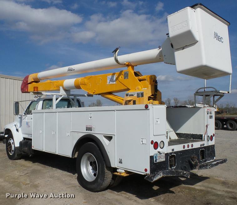 image for item J8701 1999 Ford F800 bucket truck