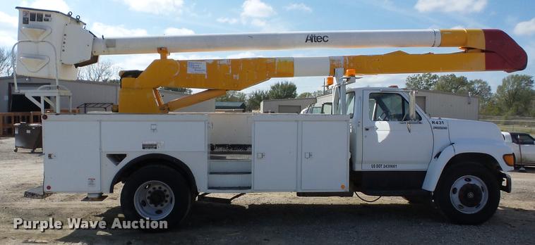 image for item J8701 1999 Ford F800 bucket truck