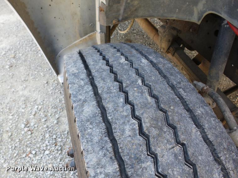 image for item J8701 1999 Ford F800 bucket truck