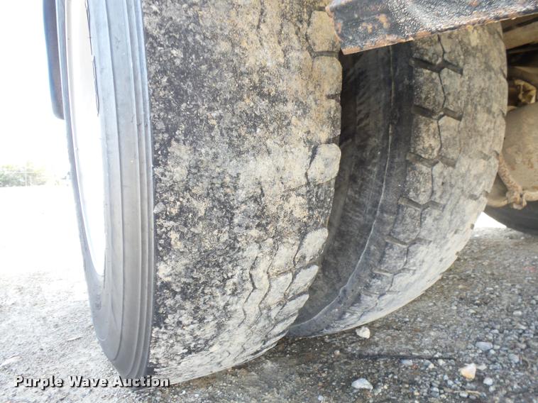 image for item J8701 1999 Ford F800 bucket truck