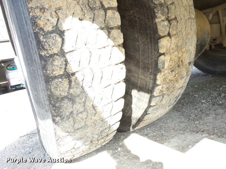 image for item J8701 1999 Ford F800 bucket truck