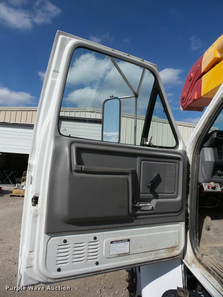 image for item J8701 1999 Ford F800 bucket truck