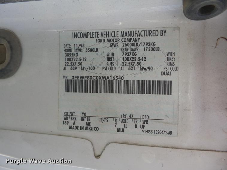 image for item J8701 1999 Ford F800 bucket truck