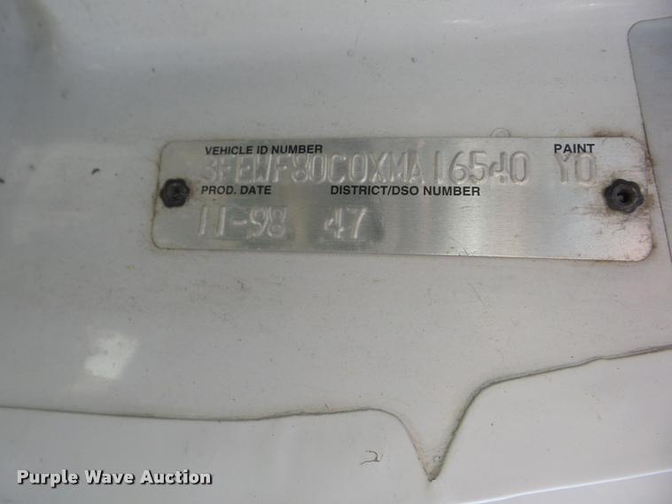 image for item J8701 1999 Ford F800 bucket truck