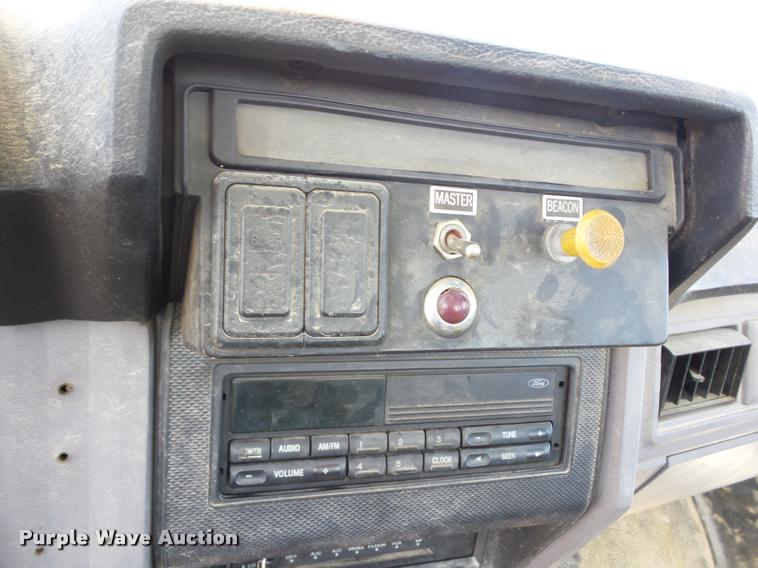 image for item J8701 1999 Ford F800 bucket truck