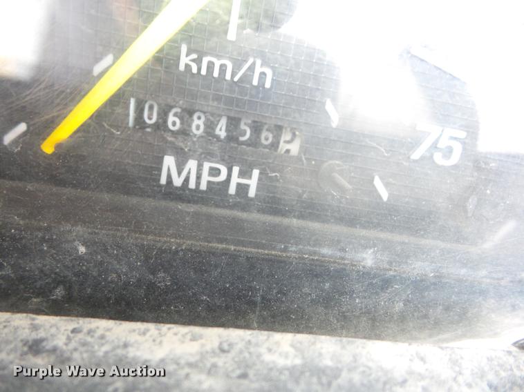 image for item J8701 1999 Ford F800 bucket truck