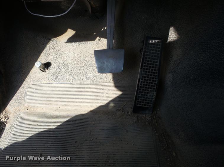 image for item J8701 1999 Ford F800 bucket truck