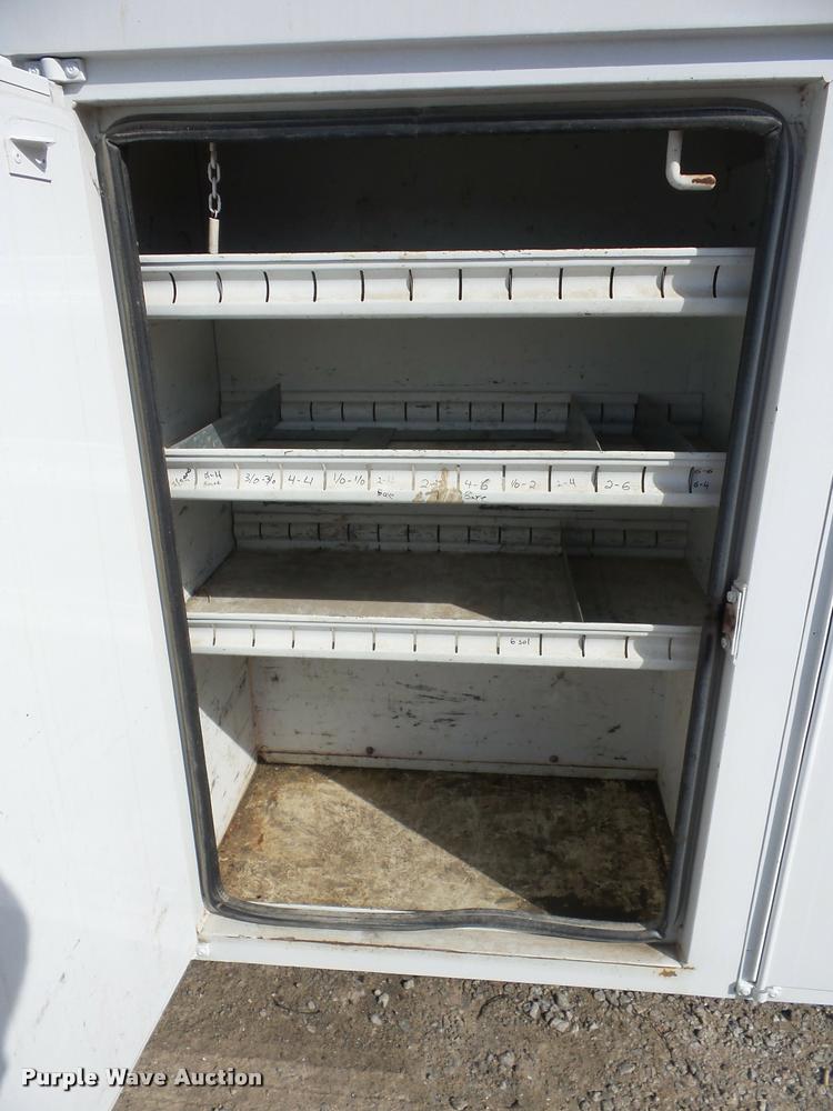 image for item J8701 1999 Ford F800 bucket truck