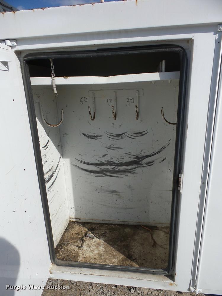 image for item J8701 1999 Ford F800 bucket truck