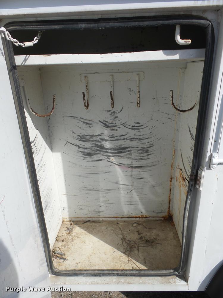 image for item J8701 1999 Ford F800 bucket truck