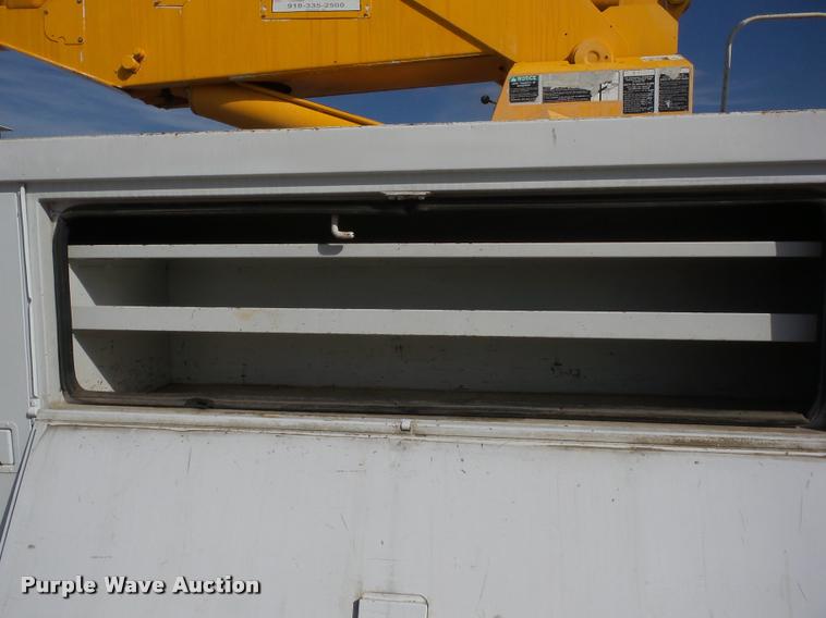 image for item J8701 1999 Ford F800 bucket truck