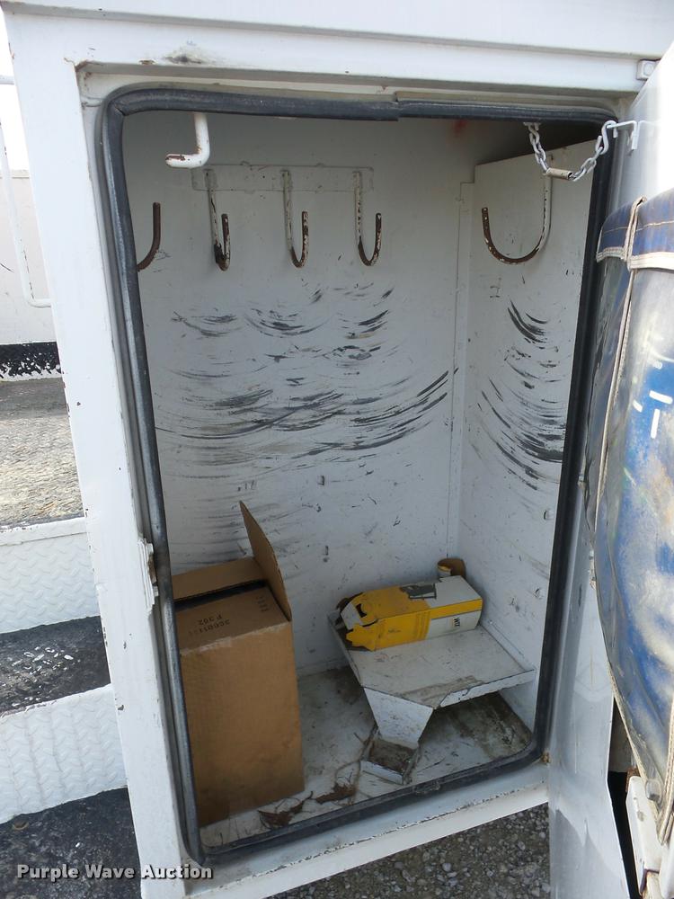 image for item J8701 1999 Ford F800 bucket truck