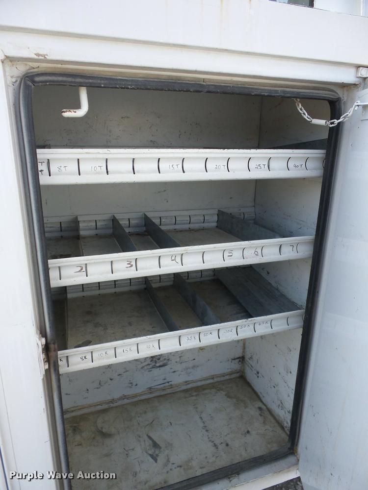 image for item J8701 1999 Ford F800 bucket truck