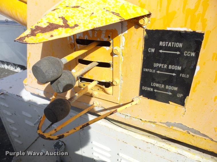 image for item J8701 1999 Ford F800 bucket truck