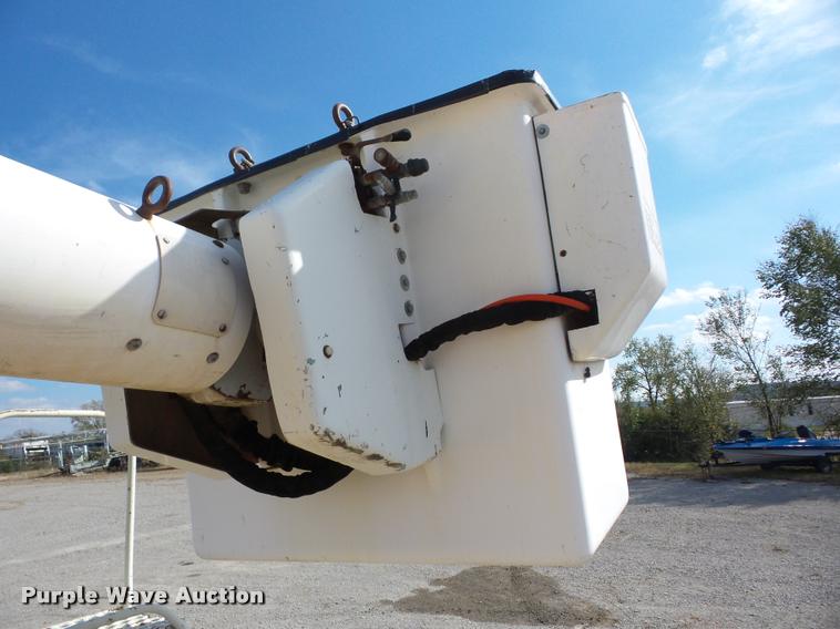 image for item J8701 1999 Ford F800 bucket truck