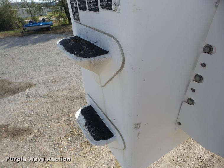 image for item J8701 1999 Ford F800 bucket truck