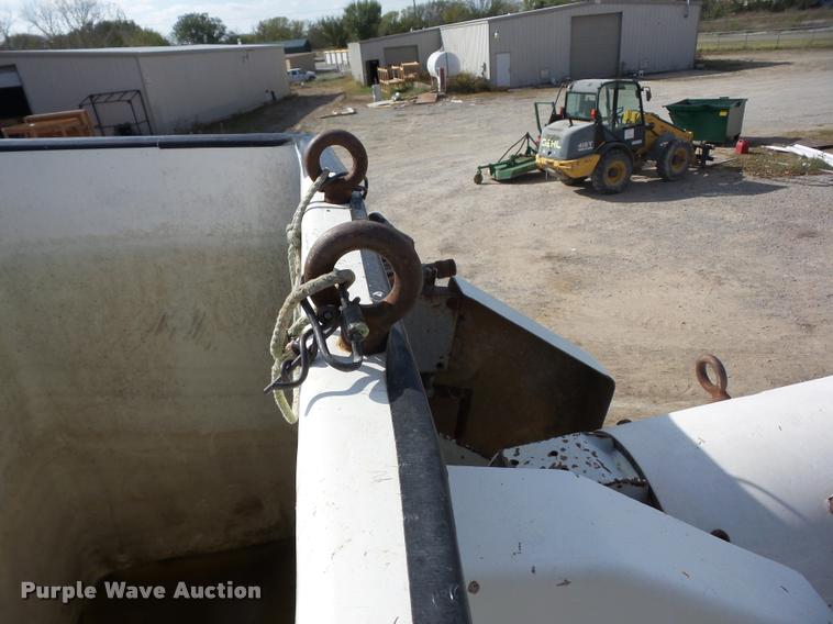 image for item J8701 1999 Ford F800 bucket truck