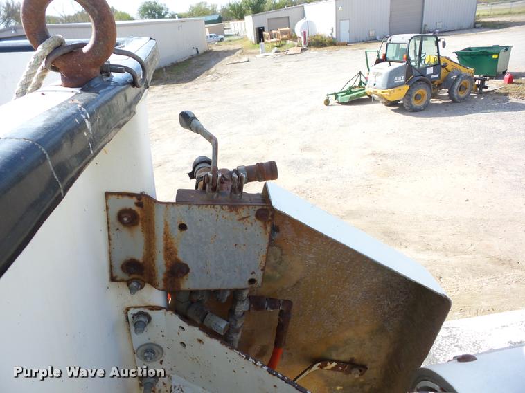 image for item J8701 1999 Ford F800 bucket truck