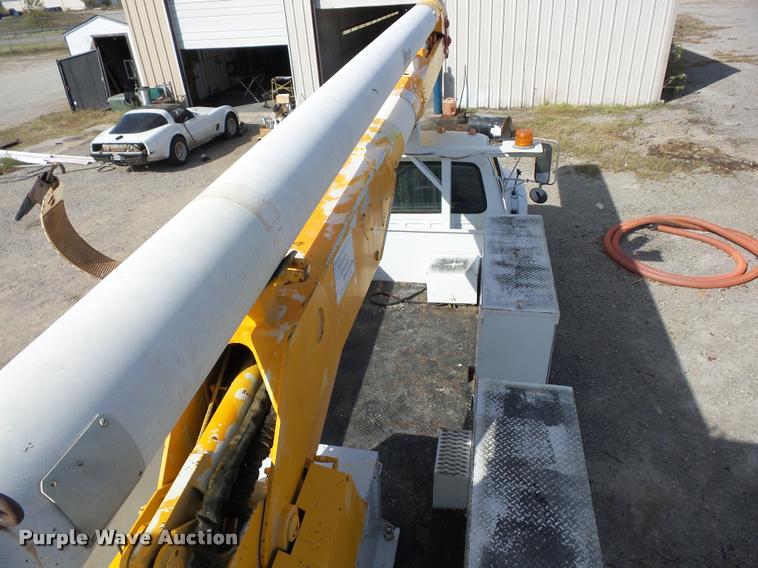 image for item J8701 1999 Ford F800 bucket truck