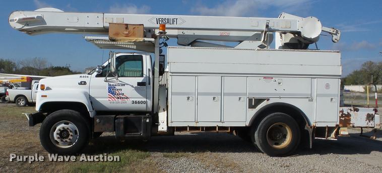 image for item J8705 2000 GMC C7500 bucket truck