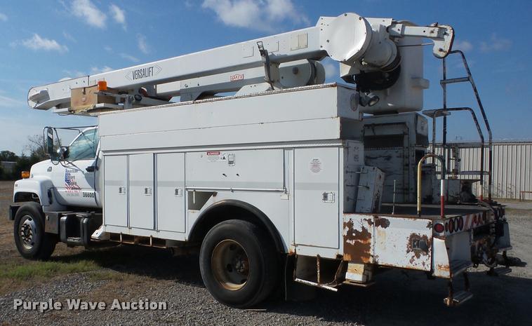 image for item J8705 2000 GMC C7500 bucket truck