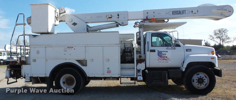image for item J8705 2000 GMC C7500 bucket truck