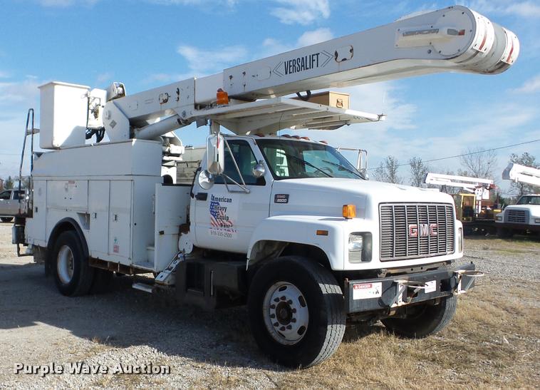 image for item J8705 2000 GMC C7500 bucket truck