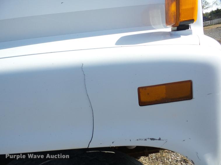 image for item J8705 2000 GMC C7500 bucket truck