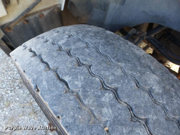 image for item J8705 2000 GMC C7500 bucket truck