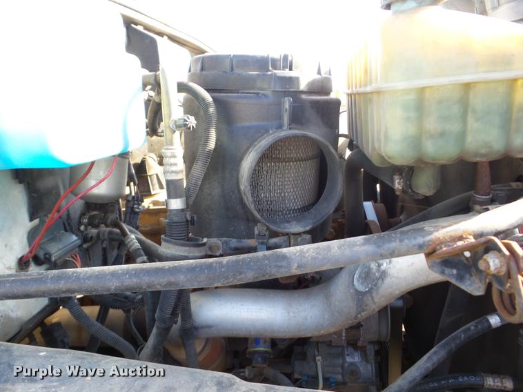 image for item J8705 2000 GMC C7500 bucket truck