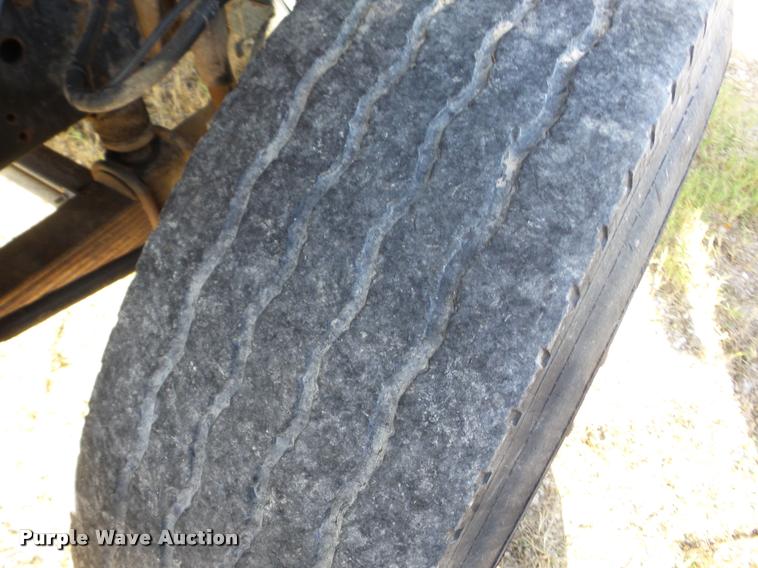 image for item J8705 2000 GMC C7500 bucket truck