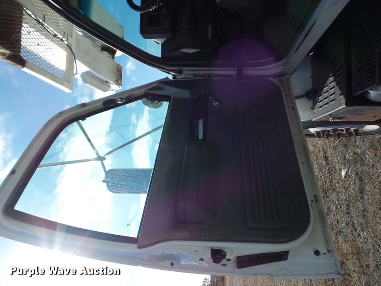 image for item J8705 2000 GMC C7500 bucket truck