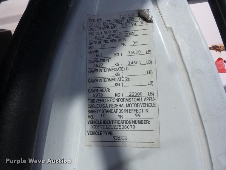 image for item J8705 2000 GMC C7500 bucket truck