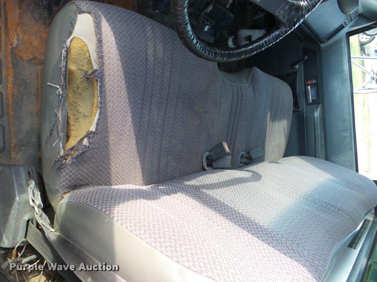 image for item J8705 2000 GMC C7500 bucket truck