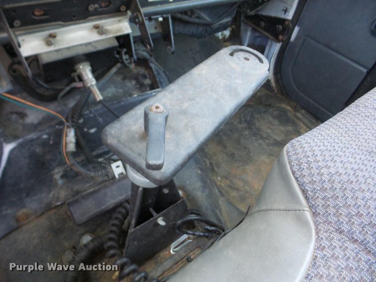 image for item J8705 2000 GMC C7500 bucket truck