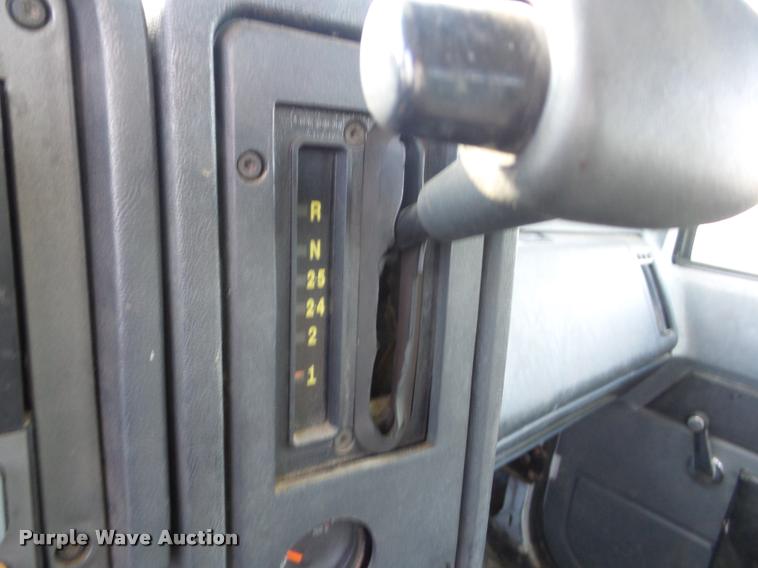 image for item J8705 2000 GMC C7500 bucket truck