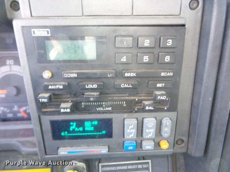 image for item J8705 2000 GMC C7500 bucket truck