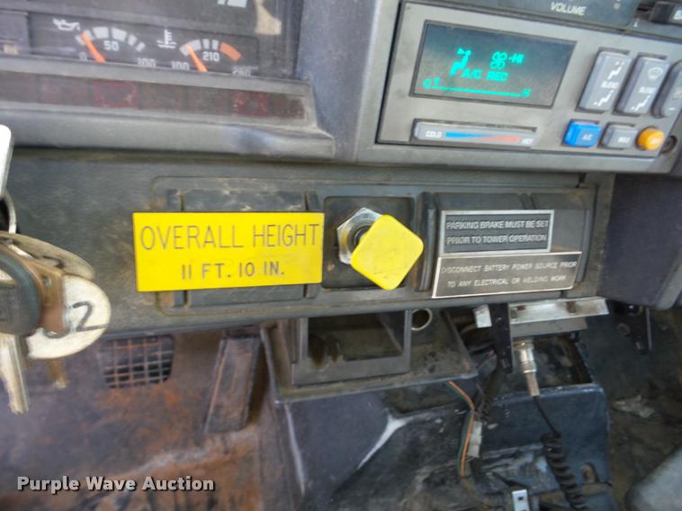 image for item J8705 2000 GMC C7500 bucket truck