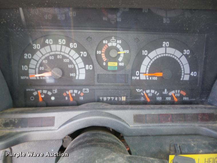 image for item J8705 2000 GMC C7500 bucket truck