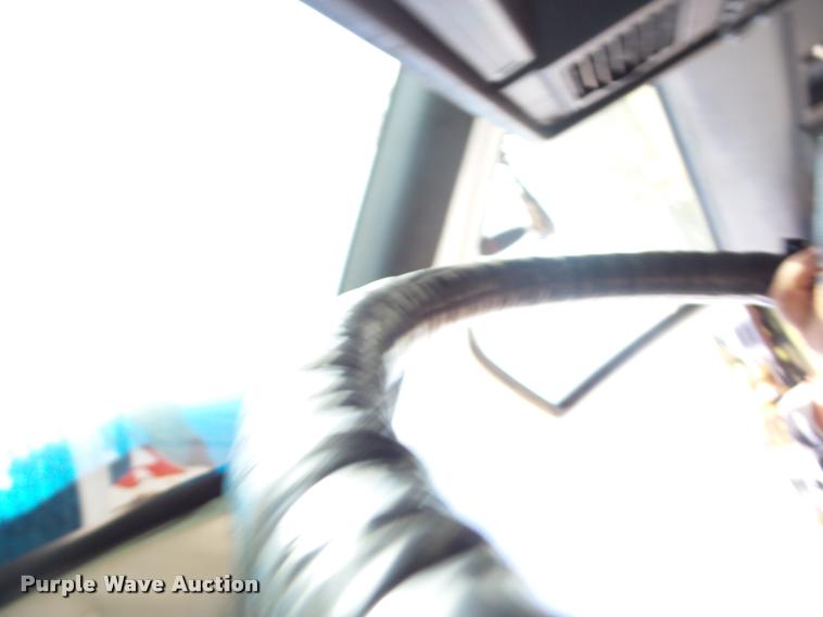 image for item J8705 2000 GMC C7500 bucket truck