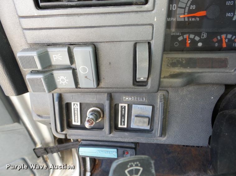 image for item J8705 2000 GMC C7500 bucket truck