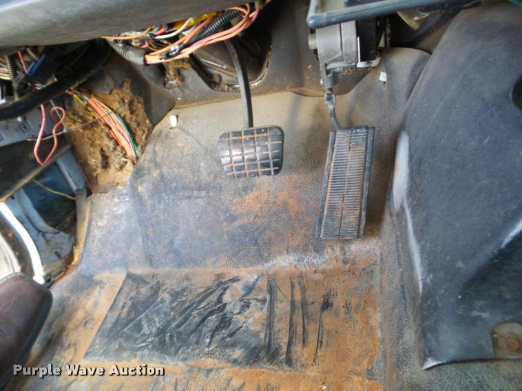 image for item J8705 2000 GMC C7500 bucket truck