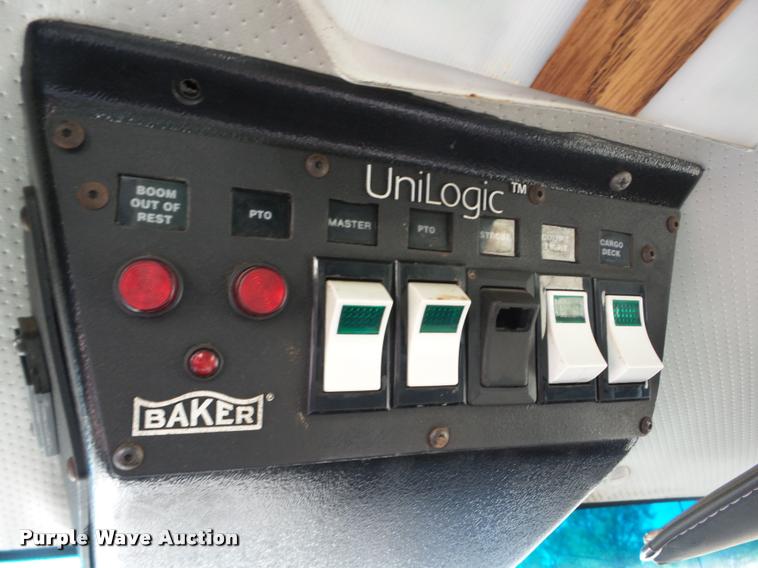 image for item J8705 2000 GMC C7500 bucket truck