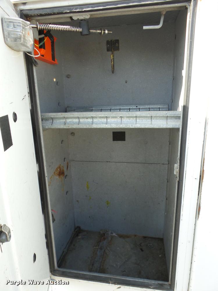 image for item J8705 2000 GMC C7500 bucket truck