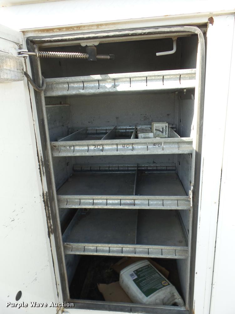 image for item J8705 2000 GMC C7500 bucket truck