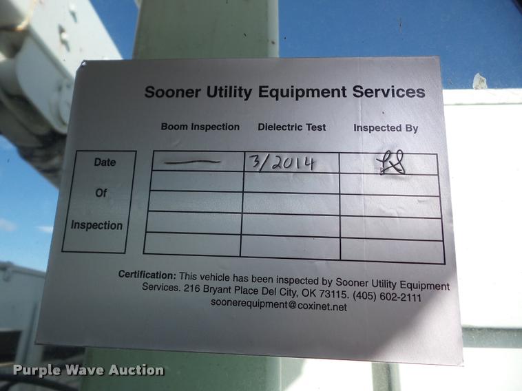 image for item J8705 2000 GMC C7500 bucket truck